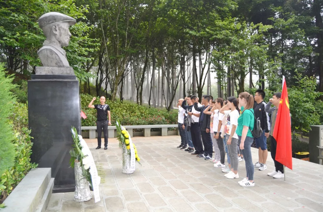中共保山安利醫(yī)院有限責(zé)任公司支部委員會開展“不忘初心，牢記使命”愛國主義專題教育活動