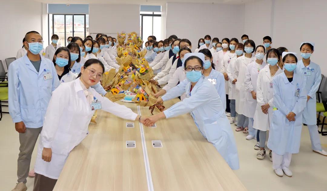 【保山安利醫(yī)院】雙節(jié)同慶，用祝福和鮮花感謝默默付出的治療師和教師們