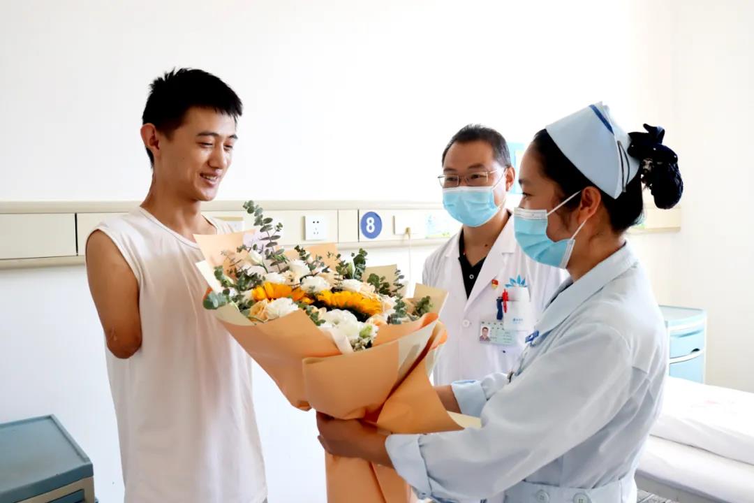 【保山安利醫(yī)院】雖然失去了雙臂，但他用堅(jiān)強(qiáng)、樂觀的態(tài)度讓生活充滿陽光！