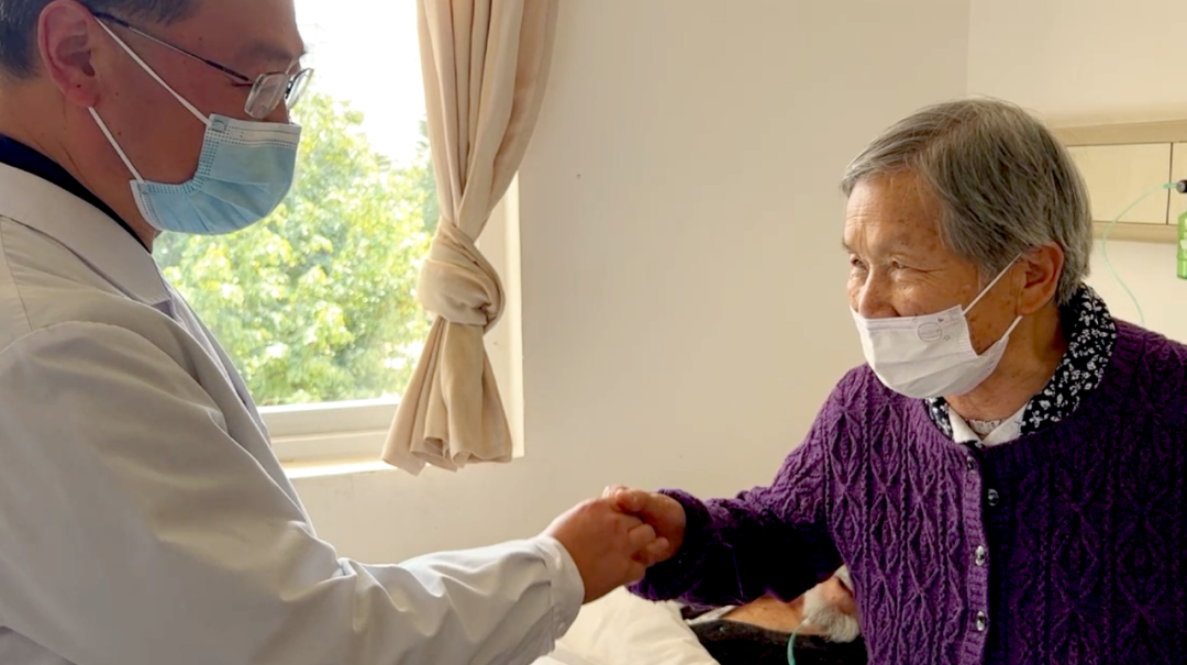 【保山安利醫(yī)院】百歲老人15年后再次到院做手術，老伴深表謝意“感謝你們給了他第二次生命”！