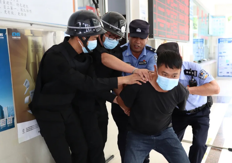 警醫(yī)聯(lián)動丨反恐防暴應急演練，筑牢醫(yī)院安全防線